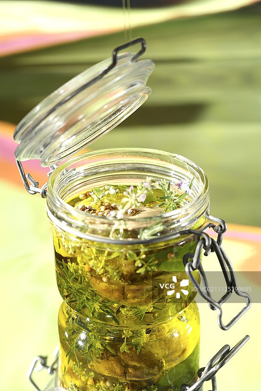 橄榄油保存的冬虫夏草罐子图片素材
