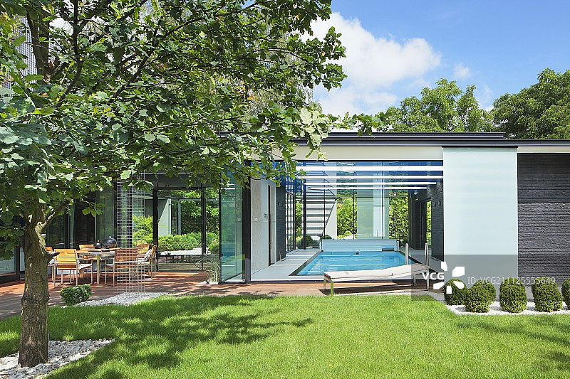 阳光花园和阳台的当代住宅室内游泳池图片素材