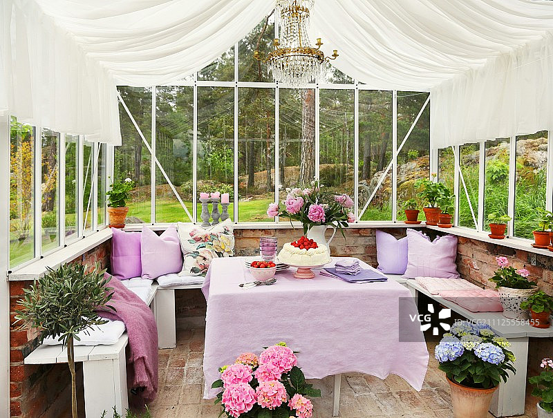 用餐区以淡紫色装饰，温室里有u形长凳图片素材