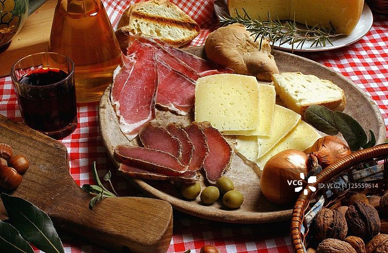 一盘来自农场的产品:奶酪，火腿，烤面包和红酒图片素材