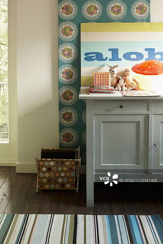 灰色的橱柜和杂志架紧挨着条纹地毯图片素材
