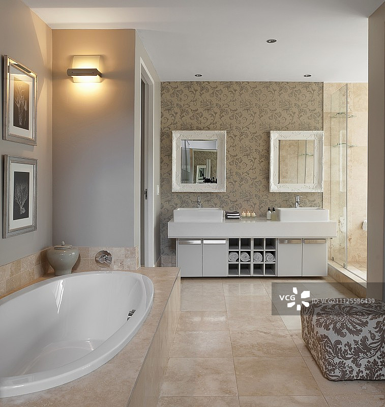典雅的浴室，大型石材瓷砖，椭圆形浴缸和双盥洗台图片素材