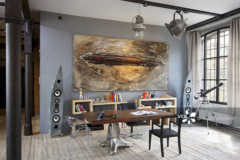 奢华的金属底座和阁楼公寓灰色墙壁上的现代艺术品桌面图片素材