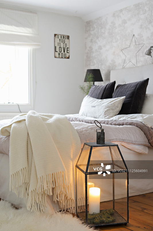 舒适的卧室里放着蜡烛和羊毛毯子图片素材