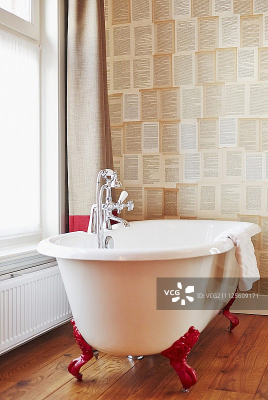 复古风格的独立式浴缸与红色爪脚对图案墙纸图片素材