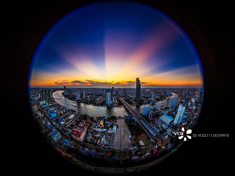 泰国湄南河沙顿独特塔图片素材
