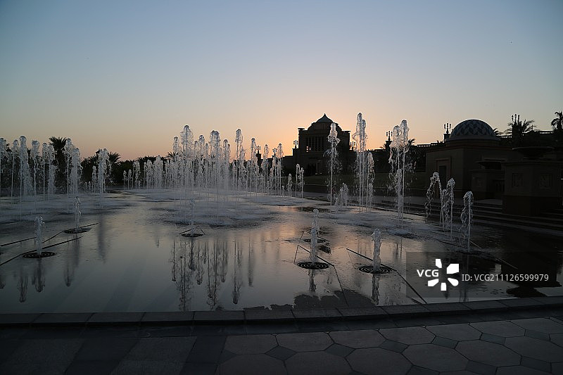 夕阳下的喷泉图片素材