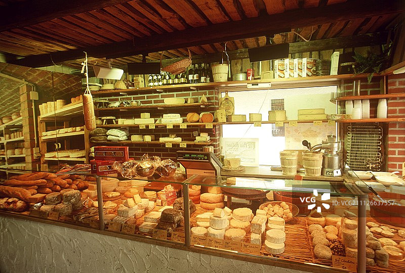 奶酪店内部有许多不同的奶酪图片素材