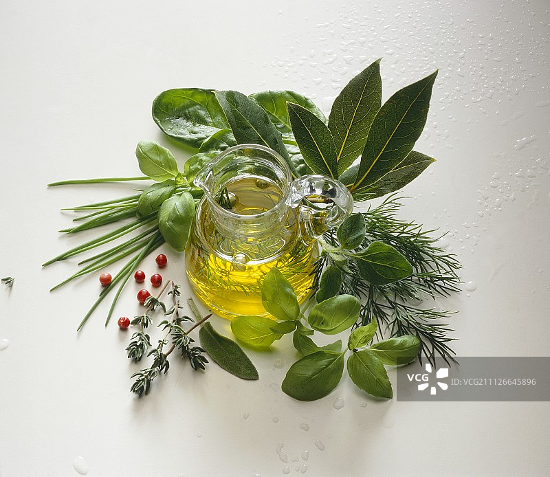 一小罐自制的香草油;各种草本植物图片素材