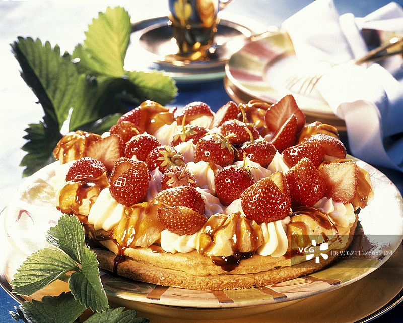 圣奥诺雷蛋糕配香草奶油和草莓图片素材