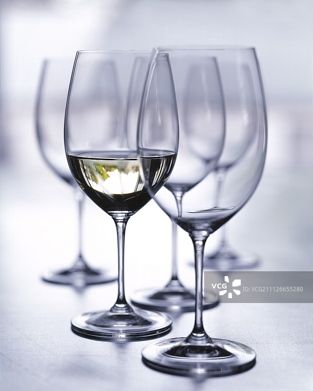 白葡萄酒的眼镜图片素材