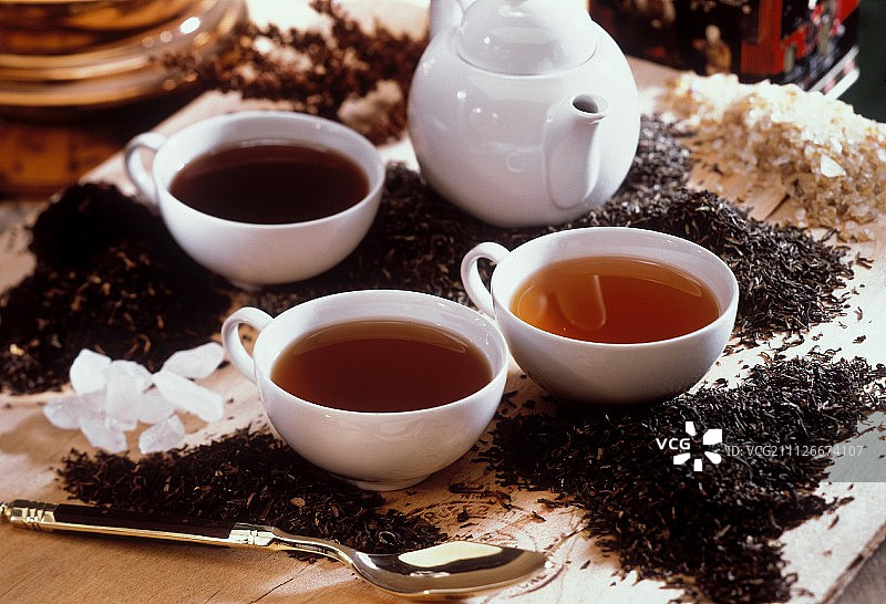 三杯红茶，夹在茶叶和冰糖之间图片素材