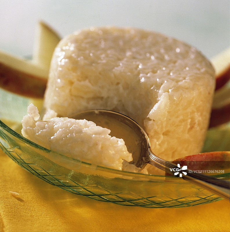 苹果米饭布丁，周围是苹果楔子图片素材