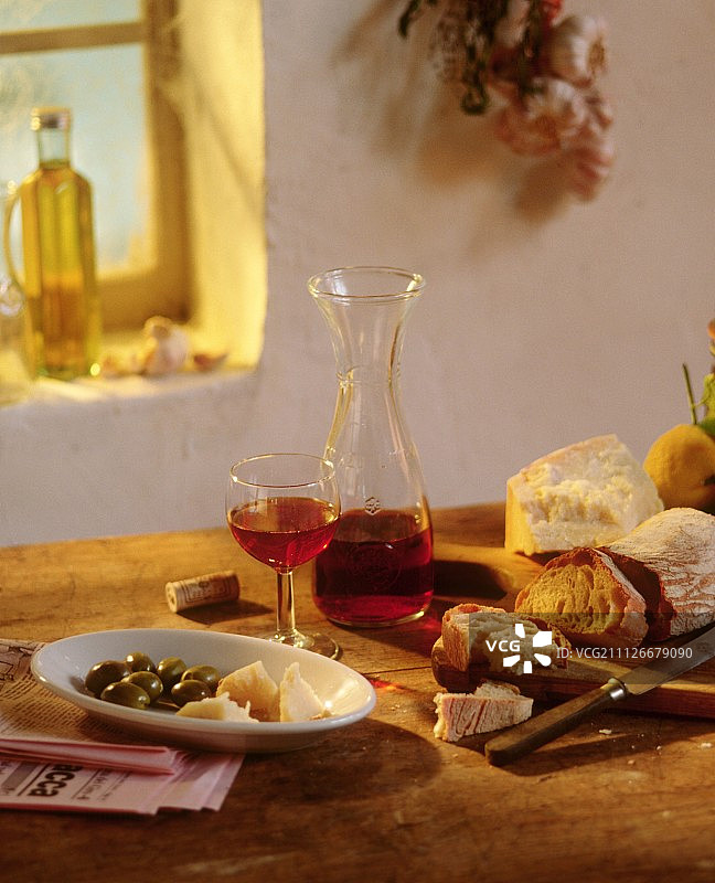 意大利的静物，有面包，橄榄，奶酪，葡萄酒图片素材