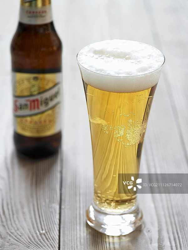 淡啤酒在玻璃瓶前面图片素材