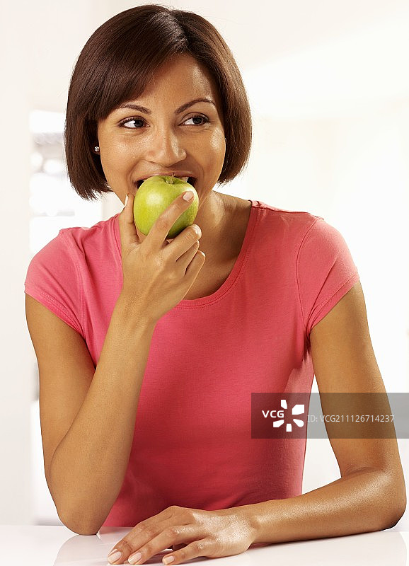吃青苹果的女人图片素材