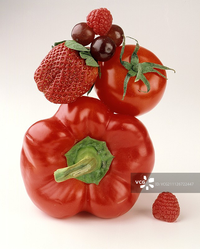 一座红色水果蔬菜塔图片素材