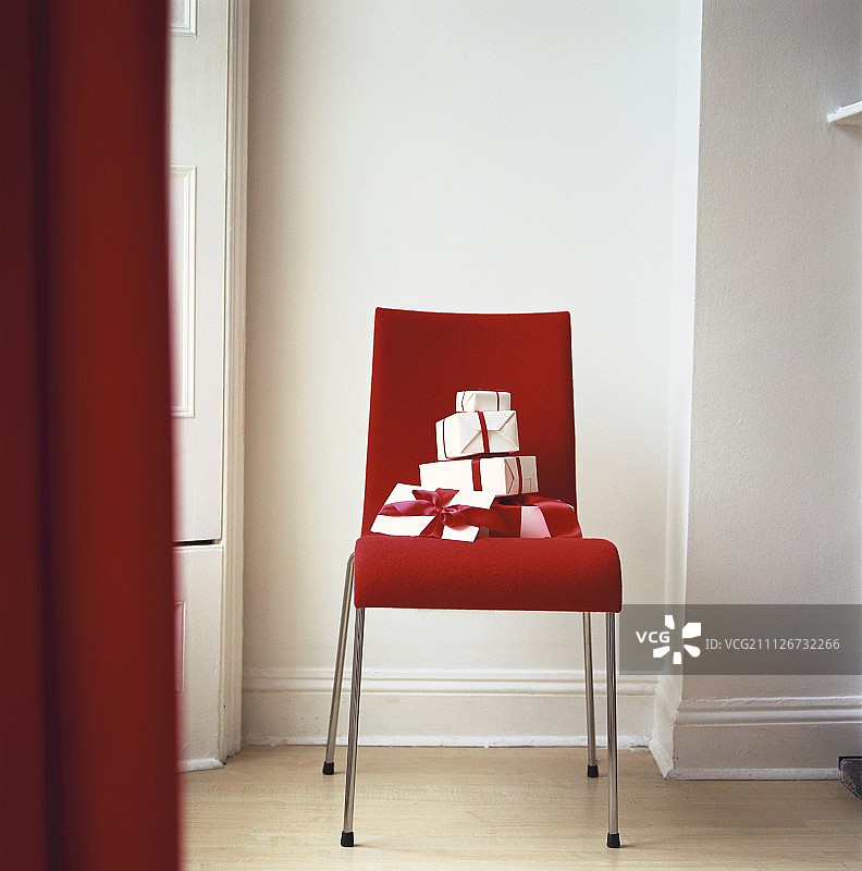 包好的礼物放在红椅子上图片素材
