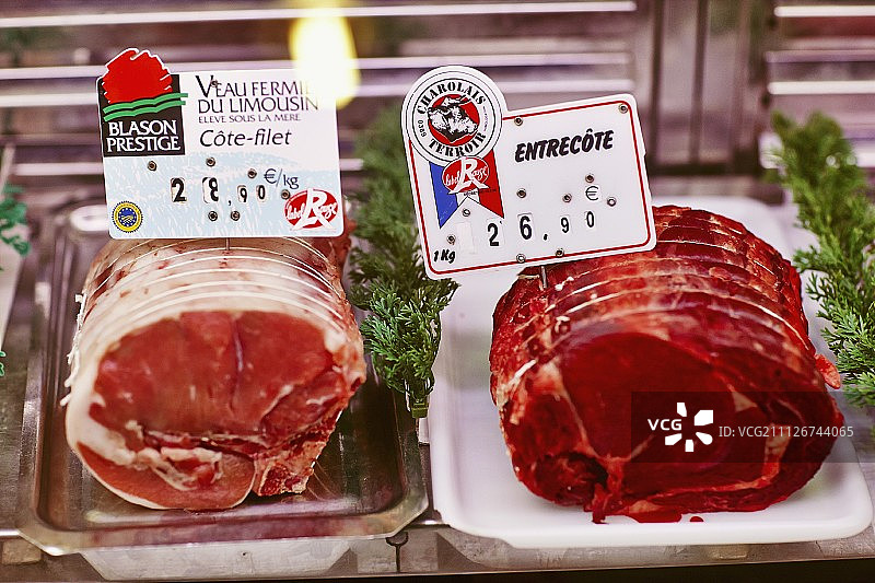 内脏和牛肉片在展示柜台图片素材