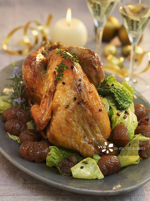 烤珍珠鸡配卷心菜和栗子作为圣诞晚餐图片素材
