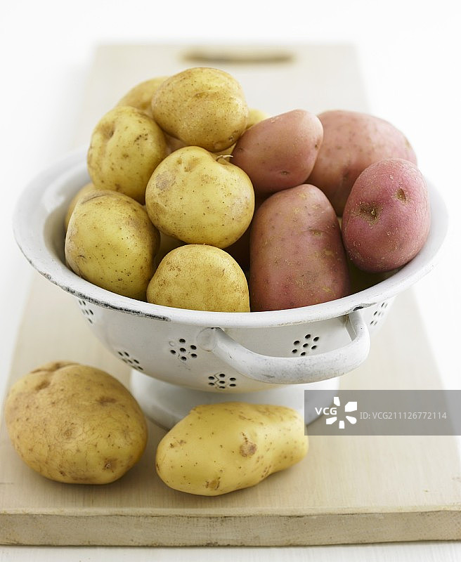 滤锅里的土豆图片素材