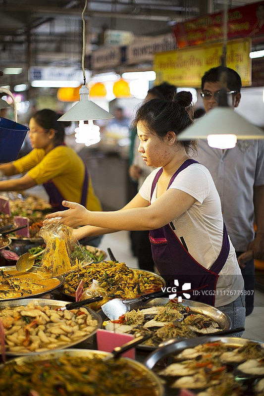 一名厨师在泰国曼谷的一个快餐市场摊位图片素材