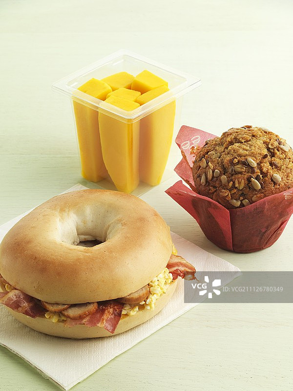 早餐是百吉饼三明治，松饼和水果图片素材