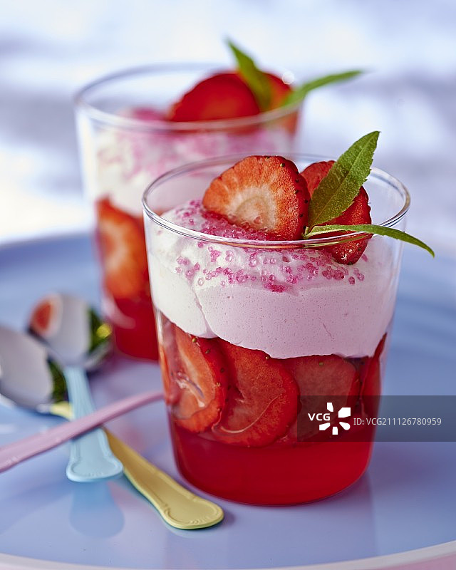 草莓松糕配酸奶慕斯图片素材