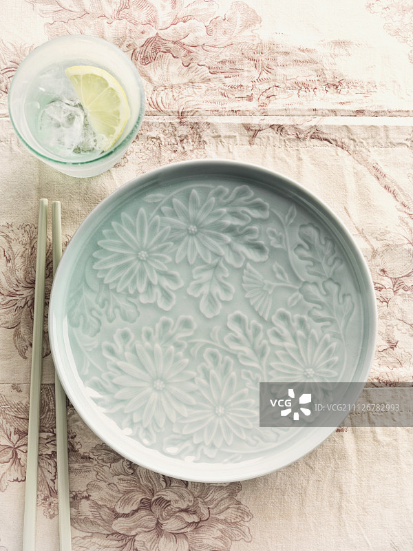 有花卉图案的盘子、筷子和柠檬水(中国)图片素材