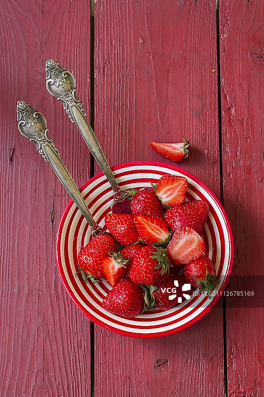 带条纹的碗里装草莓图片素材