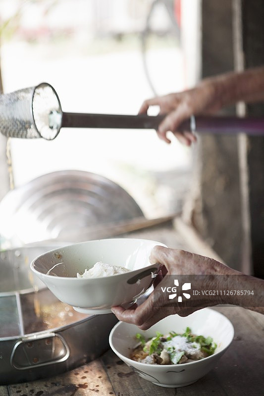 泰国:用平底锅舀出汤面图片素材