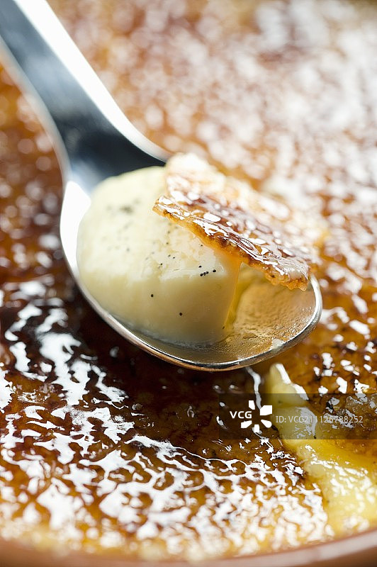 Crème brûlée用勺子咬图片素材