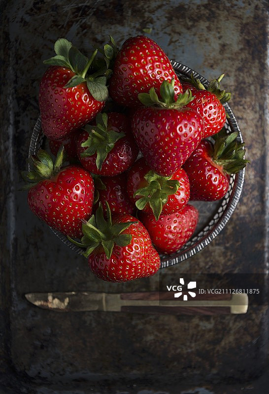 一碗新鲜的草莓(从上面看)图片素材