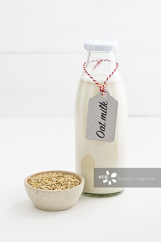 燕麦牛奶装在一个有标签的玻璃瓶里图片素材