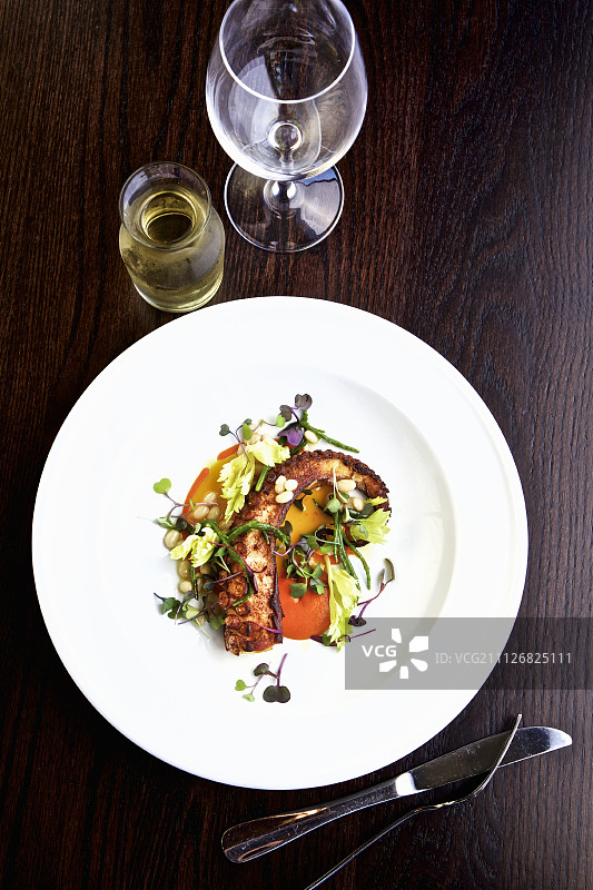 烤章鱼配蔬菜和白葡萄酒图片素材
