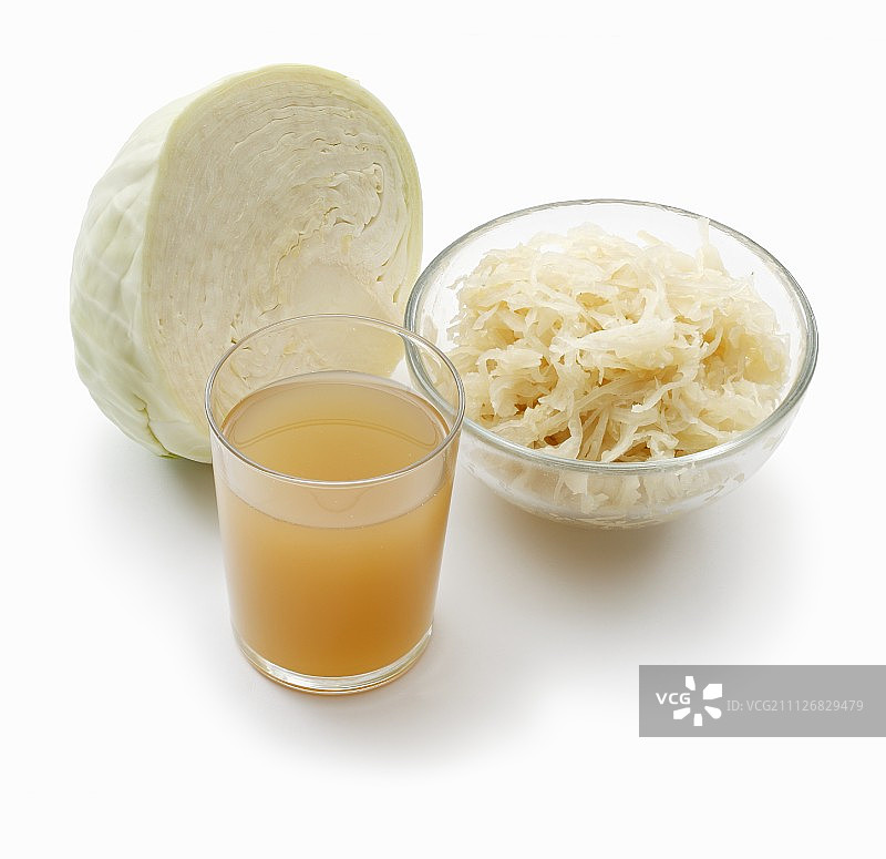 白色的卷心菜，酸菜和一杯酸菜汁放在白色的表面上图片素材