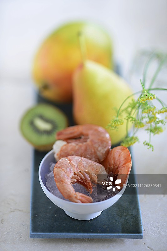 冰虾配芒果，梨和猕猴桃图片素材