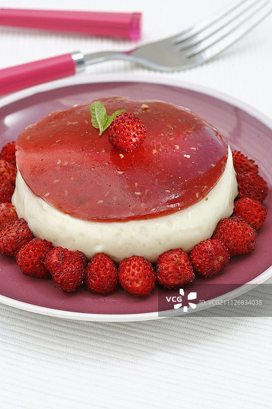 草莓酸奶蛋糕配白巧克力图片素材