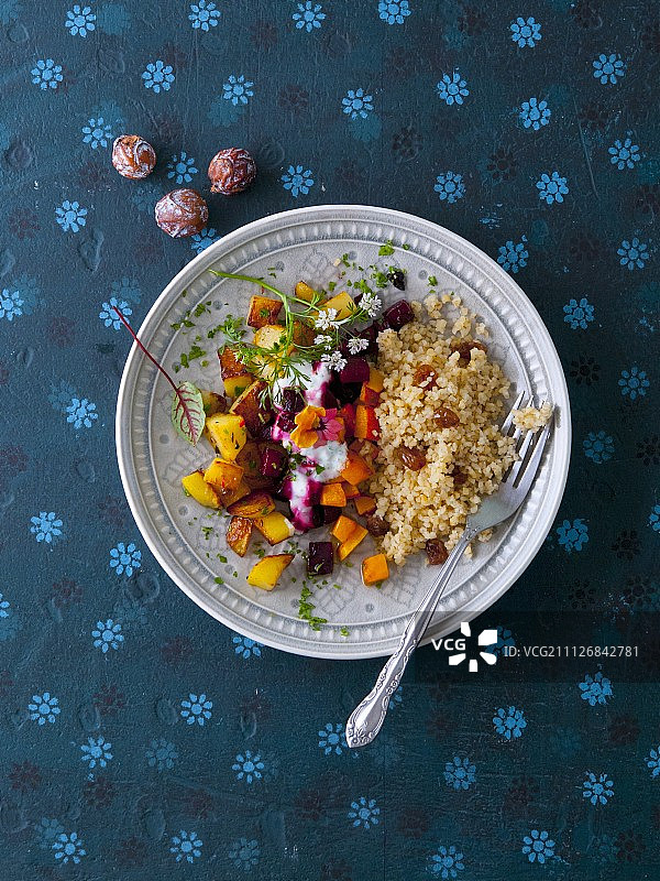 干gur配烤箱烤蔬菜(甜菜根、香菜南瓜和大茴香土豆)和酸奶(阿拉伯)图片素材