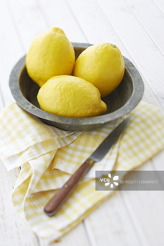 一个盘子里有三个柠檬图片素材