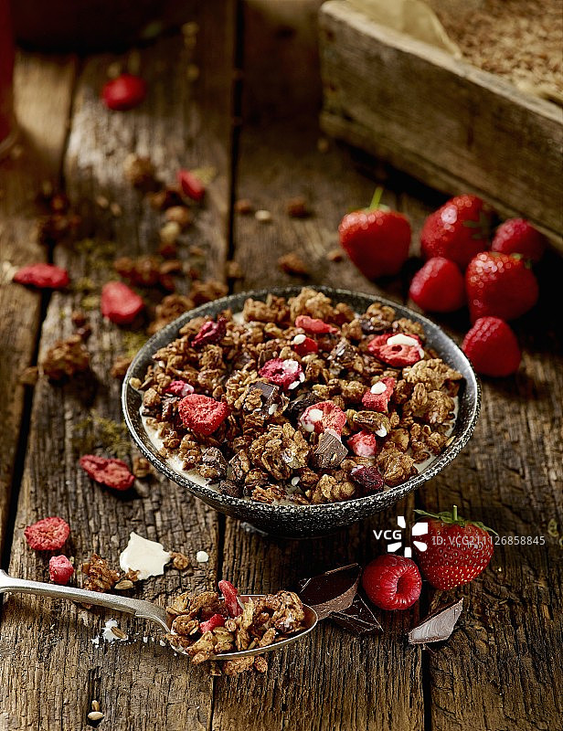 自制燕麦麦片配草莓干，覆盆子和巧克力图片素材