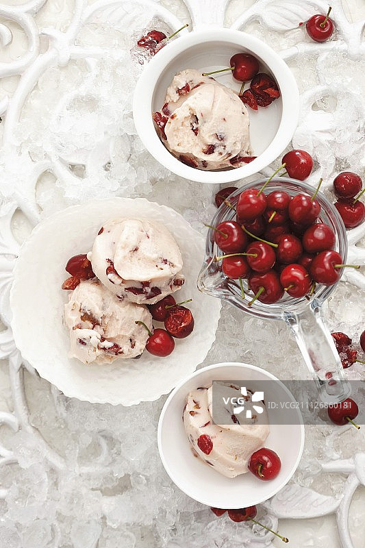 冰冻香草和樱桃酸奶冰淇淋图片素材