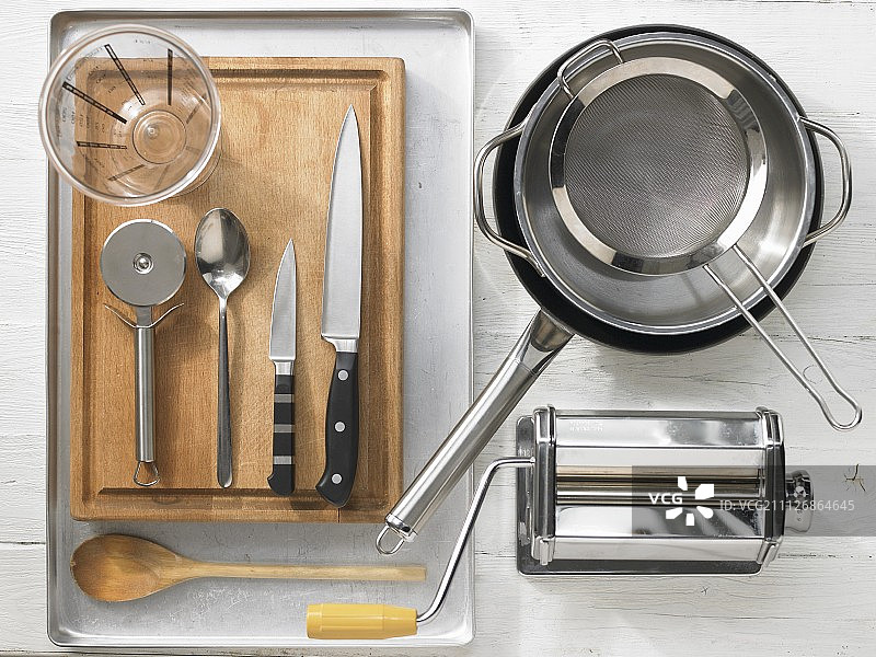 各种厨房用具:面食机、锅、锅、筛、量杯图片素材