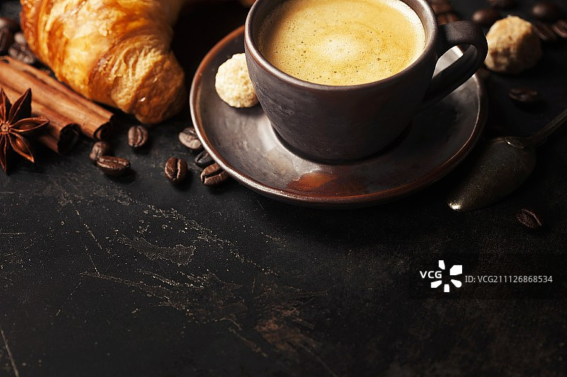 新鲜咖啡和羊角面包的早餐图片素材