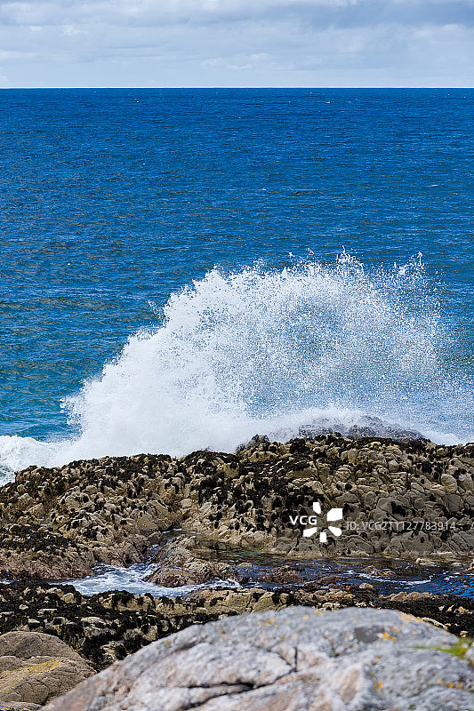 海浪拍打着哈里斯鲁斯肯泰尔岛的海岸，图片素材