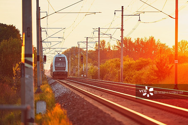 铁路在惊人的日落图片素材