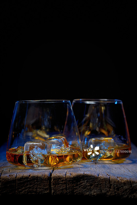 一杯加冰的苏格兰威士忌图片素材