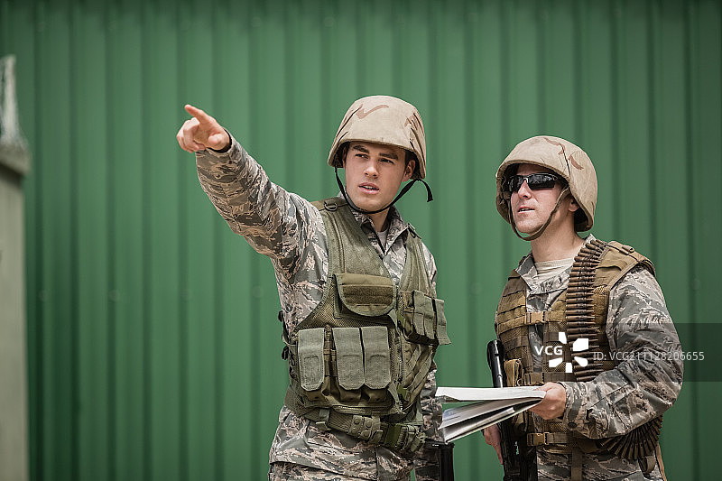 士兵们在新兵训练营向他的同事指路图片素材