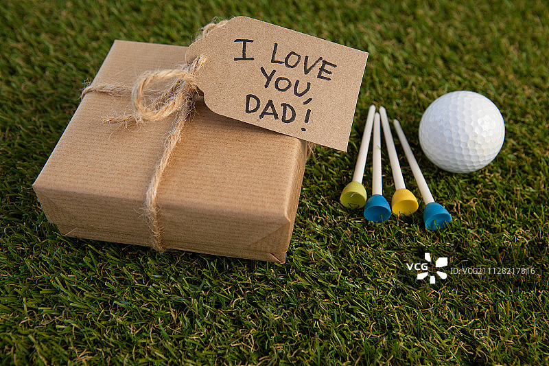 高角度查看父亲节礼物盒和文本由高尔夫球在球场上图片素材