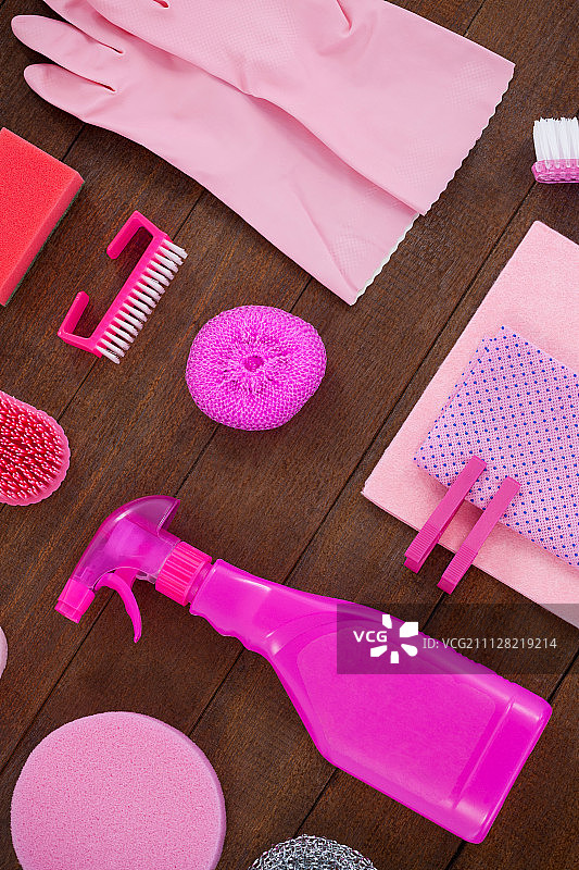 特写的粉色清洁设备布置在木地板上图片素材